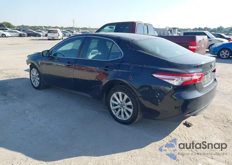 2018 Toyota Camry Le z USA, uszkodzony, nr VIN 4T1B11HK2JU662699